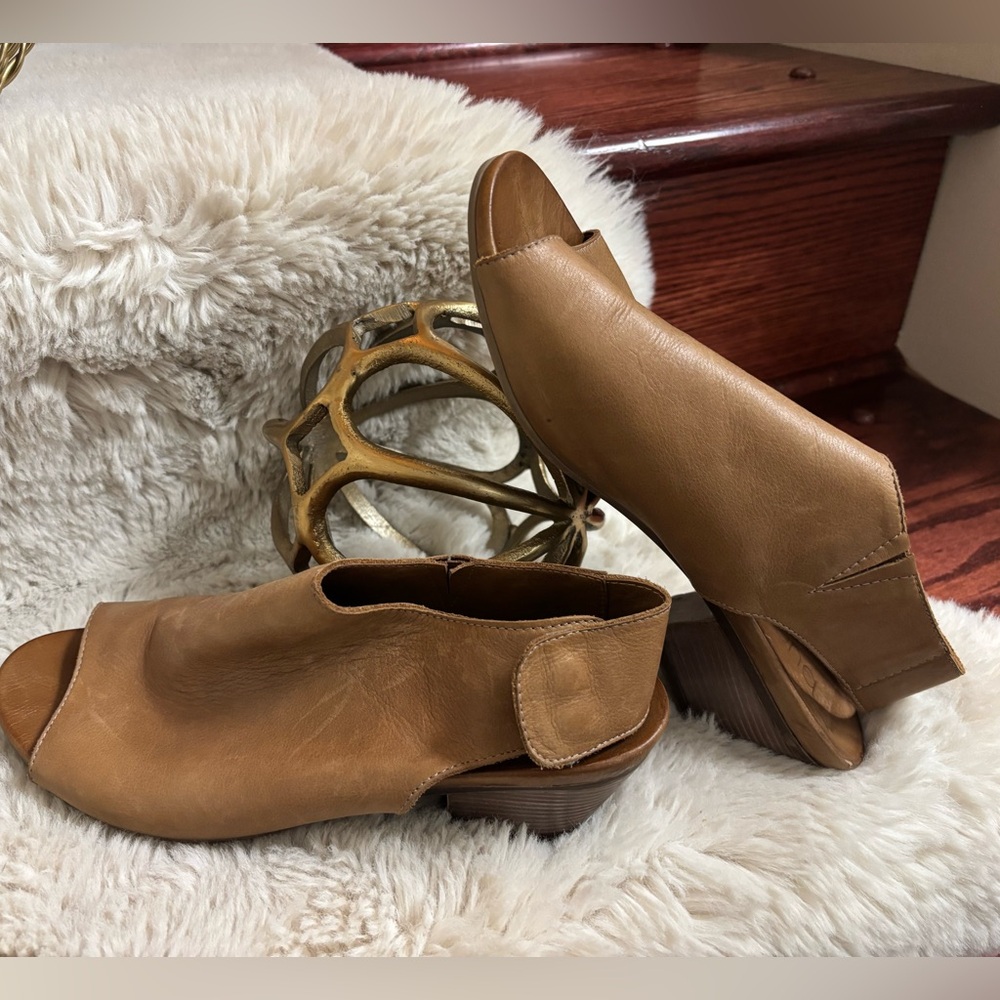 BUENO Buttery Soft Genuine Saddle Leather Sandals in EUC
Size Women’s US 9
